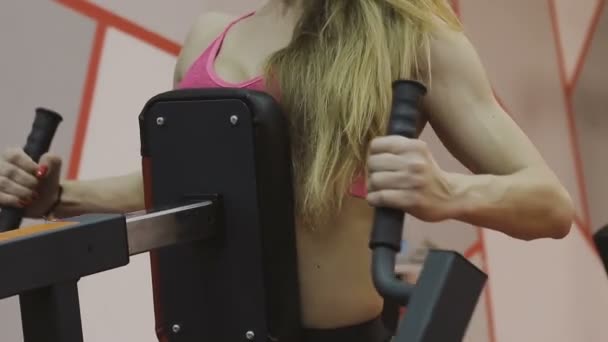 在健身俱乐部的健身机上非常漂亮的女教练列车 — 图库视频影像