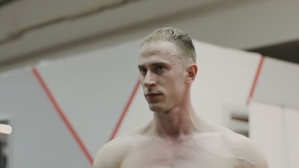 Transición de tiro de hombre musculoso determinado poniendo placas pesadas en la barra y levantamiento en el gimnasio — Vídeo de stock