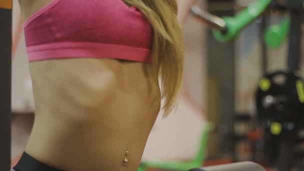 Mycket vacker kvinnlig tränare tåg på en fitness maskin i en fitness-klubben — Stockvideo