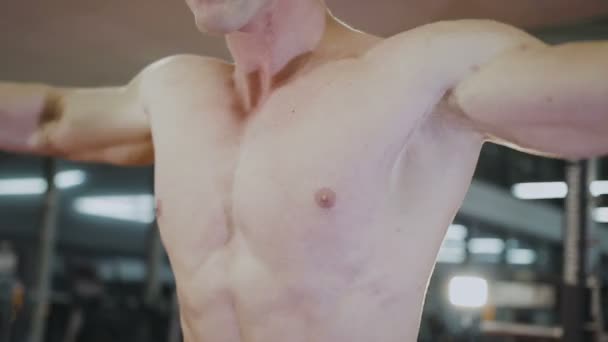 En man är träning med hantlar i gymmet — Stockvideo