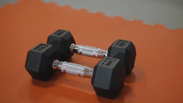 Un hombre está entrenando con pesas en el gimnasio. — Vídeos de Stock