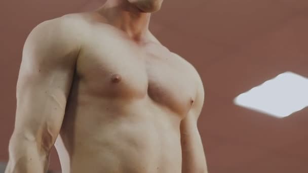 En man är träning med hantlar i gymmet — Stockvideo