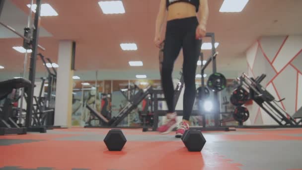 Kadın spor salonunda dumbbells ile eğitiyor — Stok video