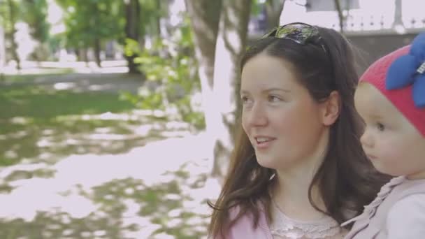 Passeggiate in famiglia nel parco con bambini. Giornata di sole. Alberi verdi — Video Stock