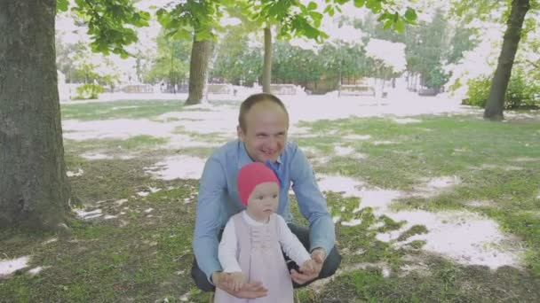 Familienspaziergänge im Park mit Kindern. sonniger Tag. grüne Bäume — Stockvideo