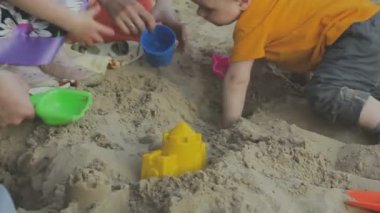 Aile ile çocuk parkta yürüyor. Güneşli bir gün. Yeşil ağaçlar