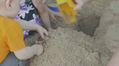 Aile ile çocuk parkta yürüyor. Güneşli bir gün. Yeşil ağaçlar