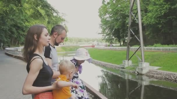 Promenades familiales dans le parc avec des enfants. Journée ensoleillée. Arbres verts — Video