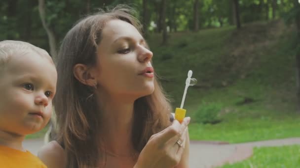 Passeggiate in famiglia nel parco con bambini. Giornata di sole. Alberi verdi — Video Stock