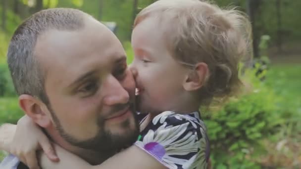 Família caminha no parque com crianças. Dia ensolarado. Árvores verdes — Vídeo de Stock