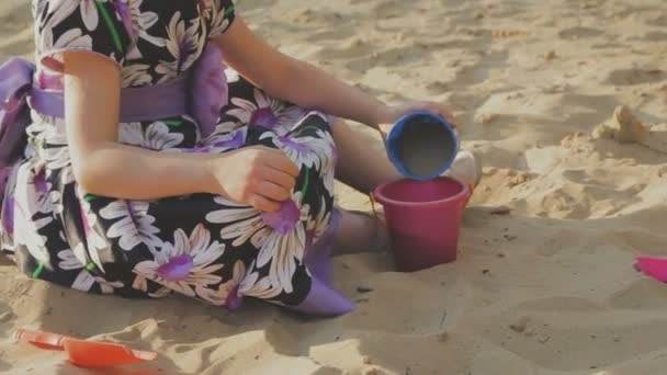 Passeggiate in famiglia nel parco con bambini. Giornata di sole. Alberi verdi — Video Stock