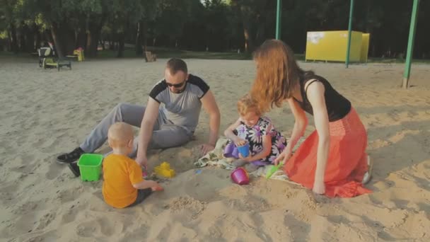 Paseos familiares en el parque con niños. Día soleado. Árboles verdes — Vídeos de Stock