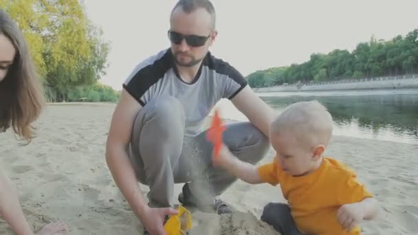 Familie wandelingen in het park met kinderen. Zonnige dag. Groene bomen — Stockvideo