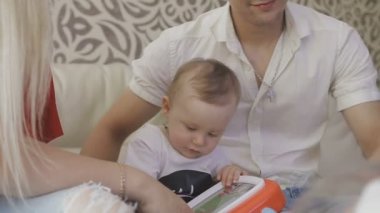 Annem ve babam onların küçük çocuk ile oynuyorlar. Aile evde