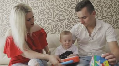 Annem ve babam onların küçük çocuk ile oynuyorlar. Aile evde