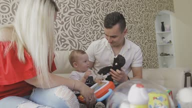 Annem ve babam onların küçük çocuk ile oynuyorlar. Aile evde