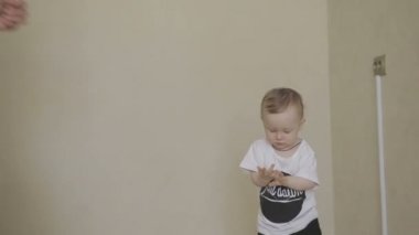 Annem ve babam onların küçük çocuk ile oynuyorlar. Aile evde