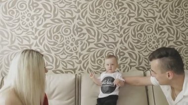 Annem ve babam onların küçük çocuk ile oynuyorlar. Aile evde