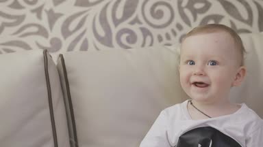 Annem ve babam onların küçük çocuk ile oynuyorlar. Aile evde