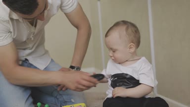 Annem ve babam onların küçük çocuk ile oynuyorlar. Aile evde