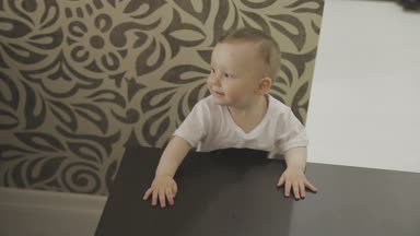 Veliler görüyor musun ise küçük bir çocuk evde yürür. Aile evde
