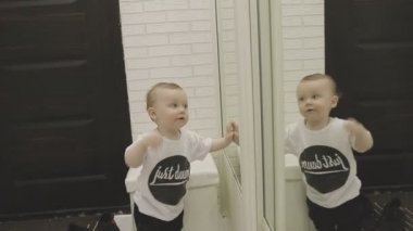 Veliler görüyor musun ise küçük bir çocuk evde yürür. Aile evde