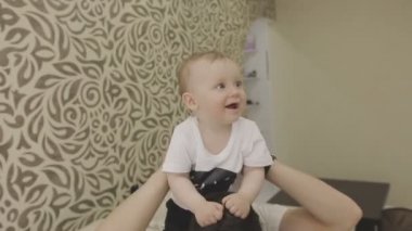Annem ve babam onların küçük çocuk ile oynuyorlar. Aile evde
