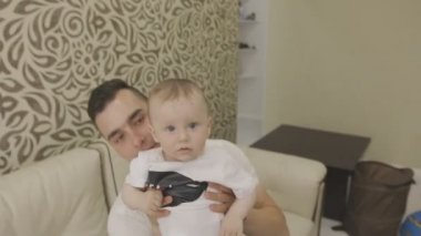 Annem ve babam onların küçük çocuk ile oynuyorlar. Aile evde
