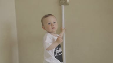 Veliler görüyor musun ise küçük bir çocuk evde yürür. Aile evde