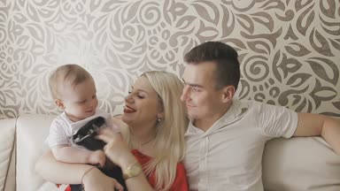 Annem ve babam onların küçük çocuk ile oynuyorlar. Aile evde