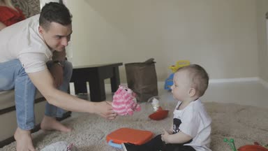 Annem ve babam onların küçük çocuk ile oynuyorlar. Aile evde