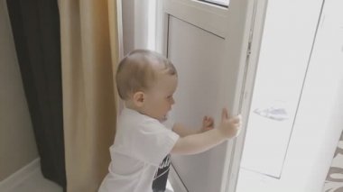 Veliler görüyor musun ise küçük bir çocuk evde yürür. Aile evde