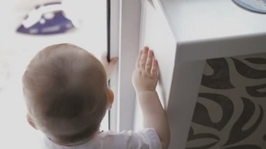 Veliler görüyor musun ise küçük bir çocuk evde yürür. Aile evde