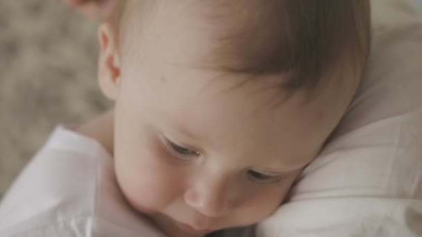 Padre sostiene a un niño pequeño en sus brazos. Familia en casa — Vídeos de Stock