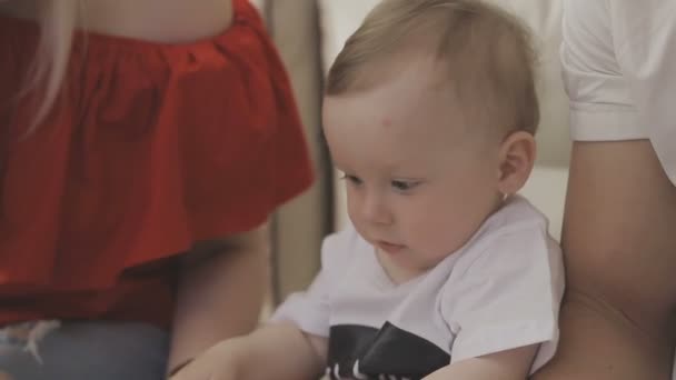 Pai e mãe estão brincando com seu filhinho. Família em casa — Vídeo de Stock