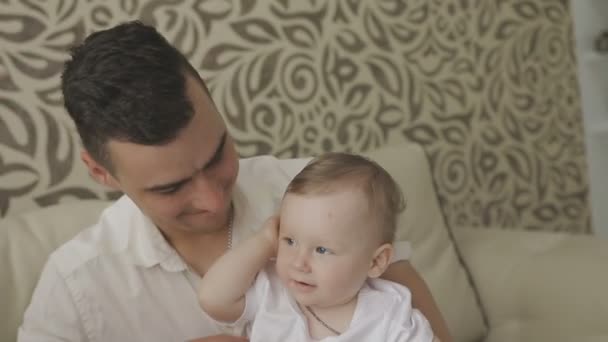 Padre y madre están jugando con su pequeño hijo. Familia en casa — Vídeos de Stock