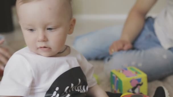 Pai e mãe estão brincando com seu filhinho. Família em casa — Vídeo de Stock