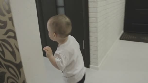 Bambino Piccolo Cammina Intorno All Appartamento Mentre Genitori Non Vedono — Video Stock