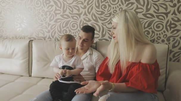 Un bambino beve latte da una bottiglia. Famiglia a casa — Video Stock