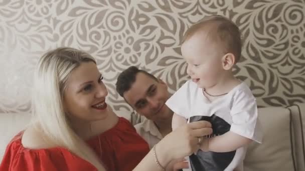 Padre e madre stanno giocando con il loro bambino. Famiglia a casa — Video Stock