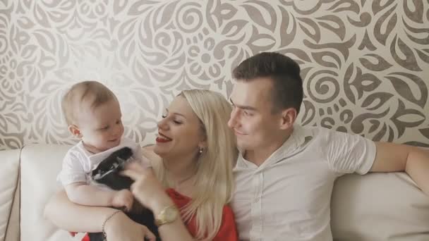 Vater und Mutter spielen mit ihrem kleinen Kind. Familie zu Hause — Stockvideo