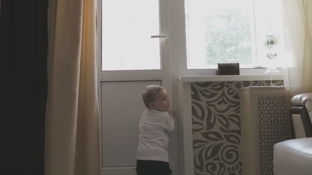 Petit Enfant Promène Dans Appartement Tandis Que Les Parents Voient — Video