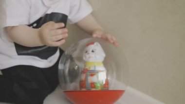 Veliler görüyor musun ise küçük bir çocuk evde yürür. Aile evde