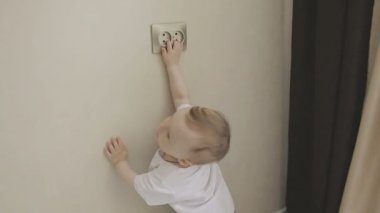Veliler görüyor musun ise küçük bir çocuk evde yürür. Aile evde