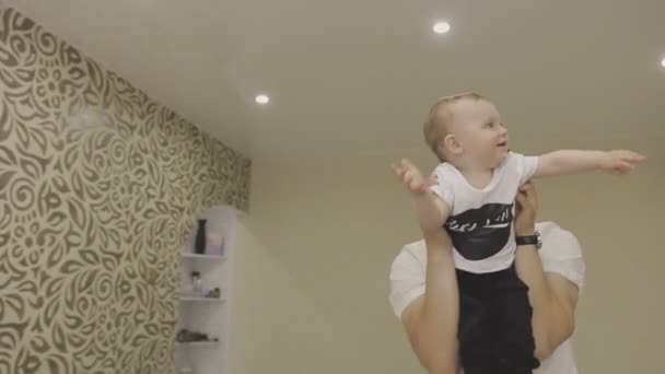 Vader en moeder spelen met hun kindje. Familie thuis — Stockvideo