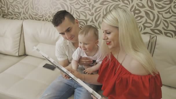 Padre e madre stanno giocando con il loro bambino. Famiglia a casa — Video Stock