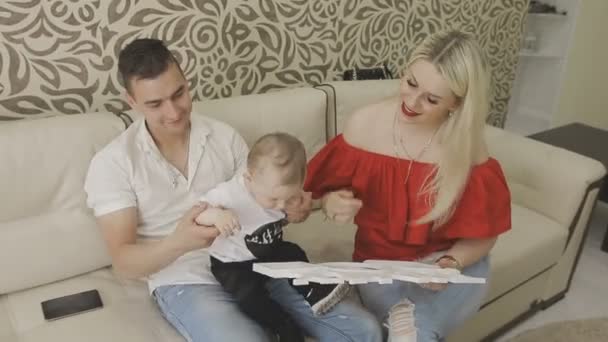 Vater und Mutter spielen mit ihrem kleinen Kind. Familie zu Hause — Stockvideo
