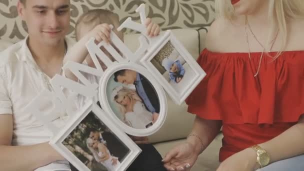 Padre y madre están jugando con su pequeño hijo. Familia en casa — Vídeos de Stock