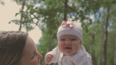 Küçük kızı ile yürüyüş ve parkta bebek arabası itme güzel kadın