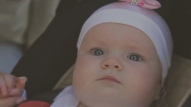 Küçük kızı ile yürüyüş ve parkta bebek arabası itme güzel kadın